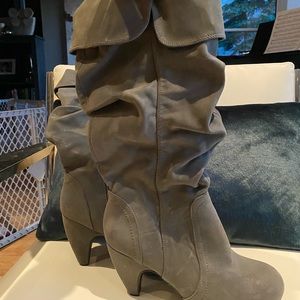 NWOT gray suede boots, 9